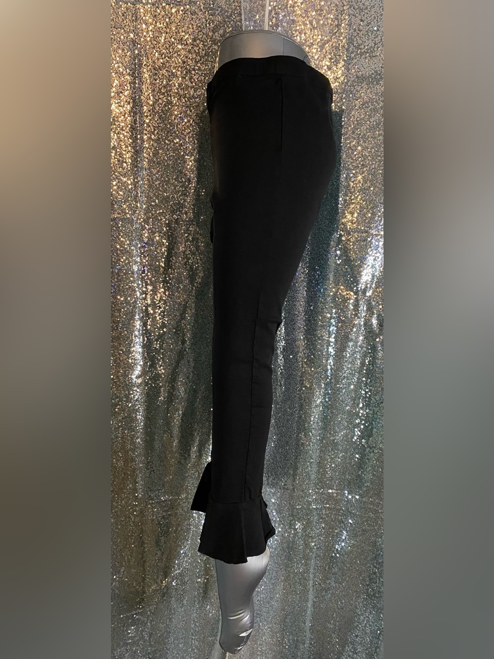 🖤💋 Hot Kiss Black High Rise Stretchy cropped pants w/ruffled hem, Sz L